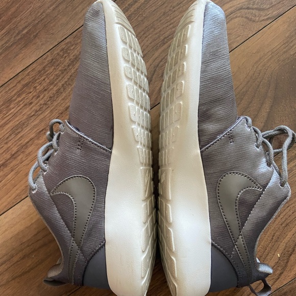 Soulier Nike 7.5 femme - Picture 2 of 2